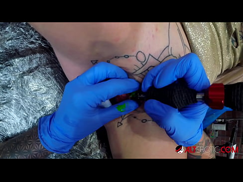 ❤️ Extremt tatuerade snyggingen Sully Savage fick en tatuering på sin klitoris ❤️ Porno vk at sv.vbdsm.ru ❤
